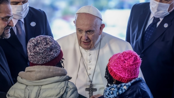 Τα Πρόσωπά σας μας Ζητούν να μην Γυρίσουμε από την Άλλη Μεριά